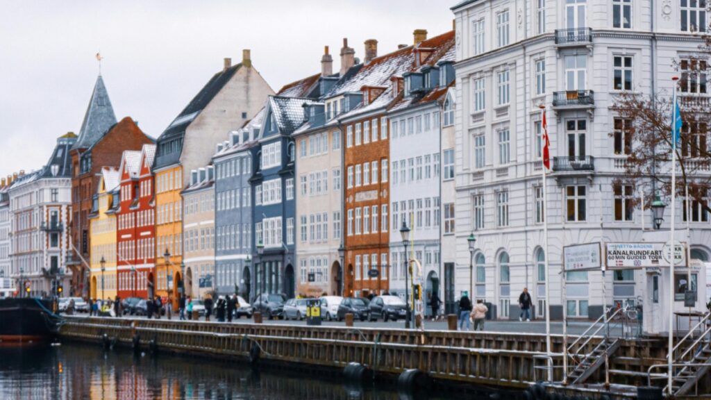 How WhatsApp Influencers in the United States Collaborate with Brands in Germany