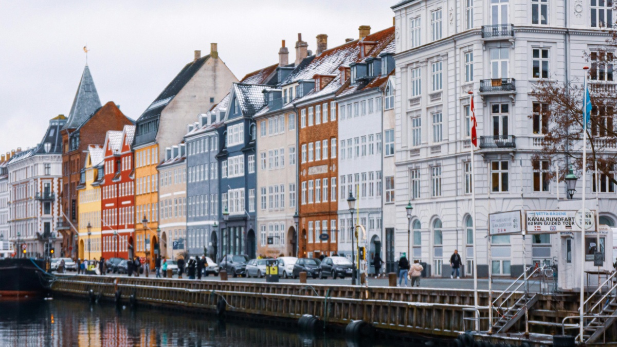 How WhatsApp Influencers in the United States Collaborate with Brands in Germany