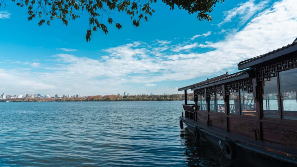 Learn smart ways to connect with Mexico Clubhouse creators and skyrocket your online store sales.