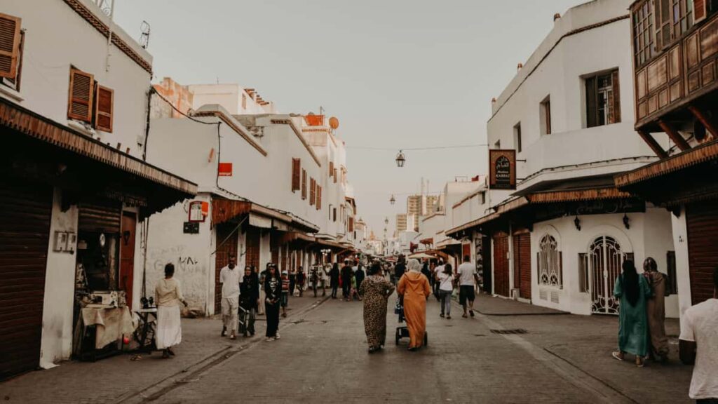 Practical guide for US creators on finding and pitching Uruguay brands via KakaoTalk to film behind-the-scenes contentstep-by-step outreach, scripts, privacy tips, and platform context.