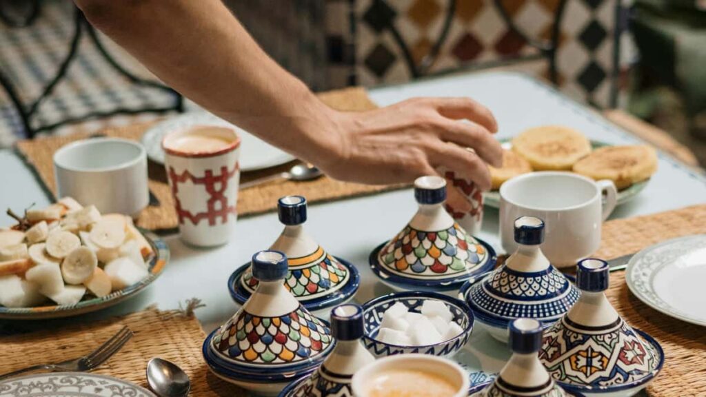 Practical playbook for US creators to pitch Bolivian brands on Twitch, build follow-up content for fans, and turn streams into local partnerships.