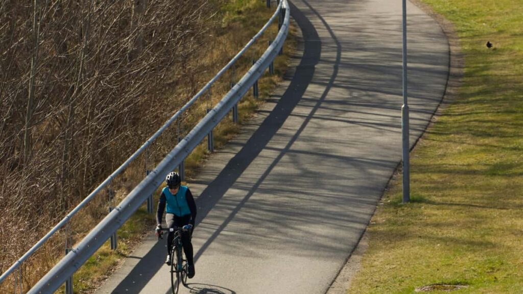 Practical playbook to pitch Colombian brands on LinkedIn for GRWM video deals outreach templates, local insights, and campaign-ready hooks.