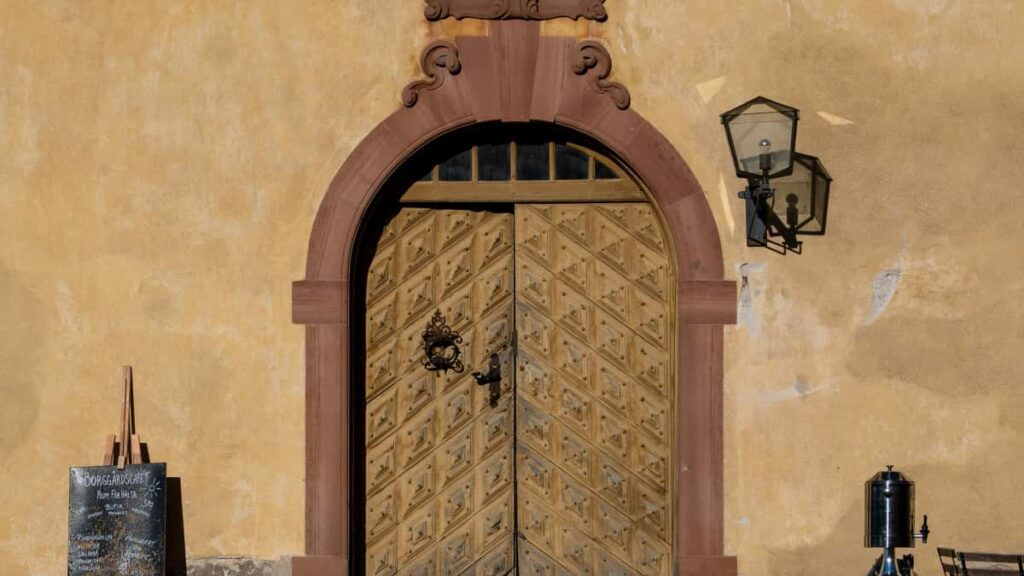 Practical playbook for US advertisers to find and partner long-term with mid-tier Lithuanian creators who produce HBO Maxstyle premium content.