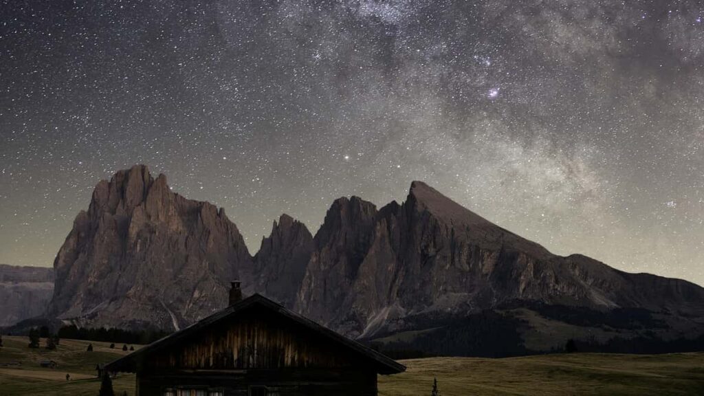 Practical playbook for US creators who want to pitch Egyptian fashion brands via Zalo outreach channels, payment tips, local signals, and a sample lookbook approach.