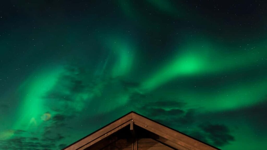 Practical guide for US creators on pitching UK brands on OnlyFans to run music challenges outreach tactics, compliance, creative formats, and risk checks.