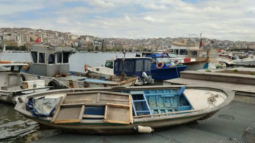 Practical playbook for US creators to reach brands on Line and land short-form video gigsUGC, clipping services, outreach templates, and scaling tips.