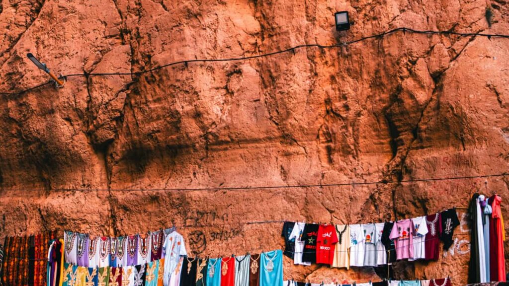 Practical guide for US-based creators on pitching Irish brands via WeChat, creating localized Chinese-market content, and using platform-specific tactics backed by recent platform trends.