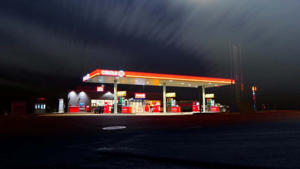 Practical guide for US advertisers to find and vet Thailand ShareChat creators for skincare campaigns, with agency contacts, outreach tactics, and creator matchmaking tips.