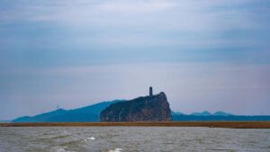 Practical playbook for US-based creators on contacting Egypt brands via Zalo, pitching must-have items, and running local-friendly campaignswith platform tips, outreach templates, and risk notes.